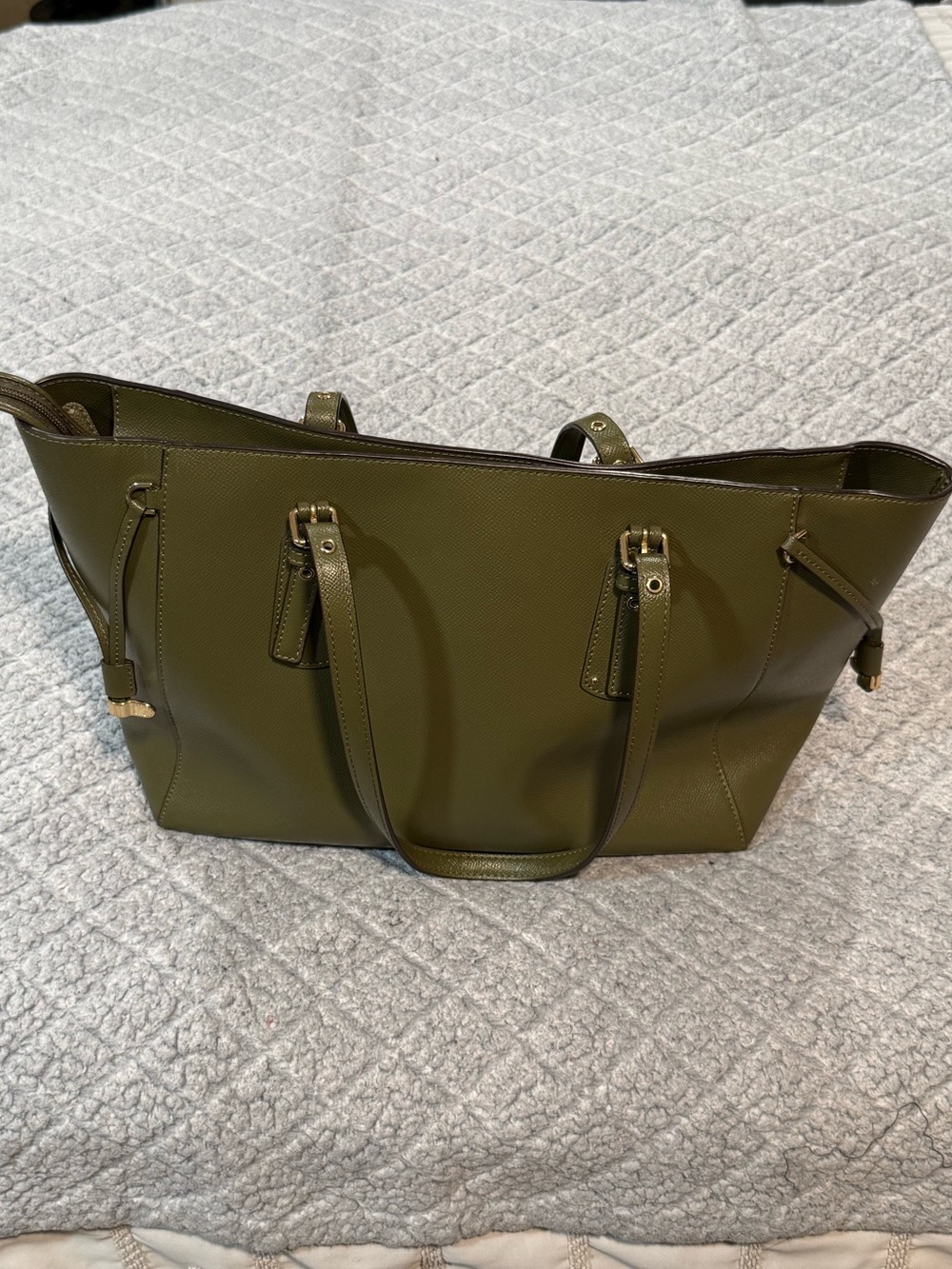 ✨ PRICE DROP ✨ Michael Kors Medium Voyager Leather Tote - olive green - Picture 3 of 15
